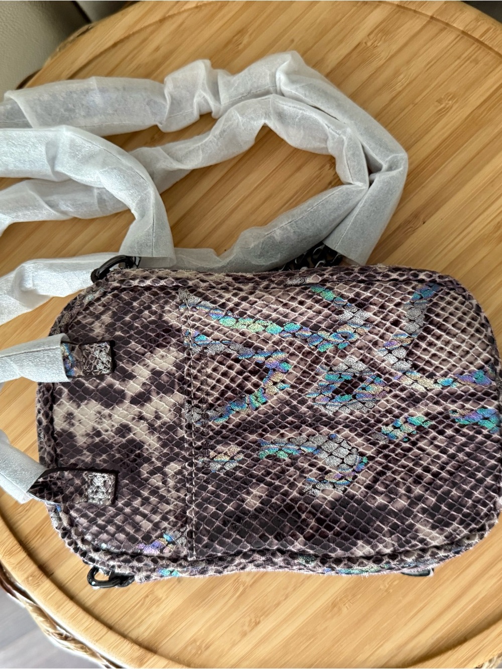 Brand new AIMEE Kestenberg Snake-Print Crossbody Bag with Iridescent Accents - Picture 4 of 8